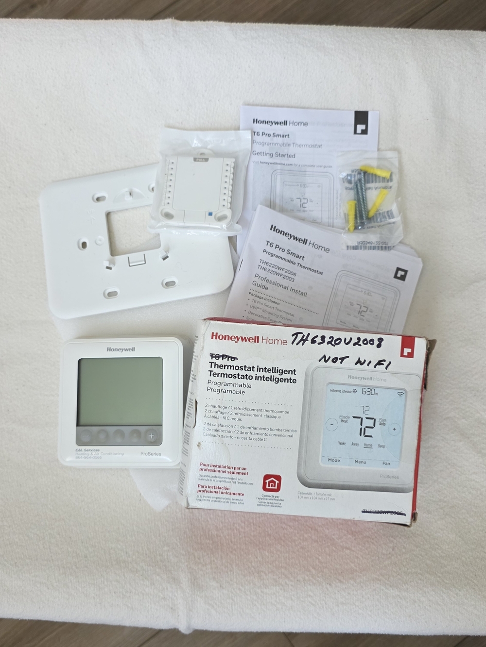 Honeywell Programmable Thermostat model TH6320U2008